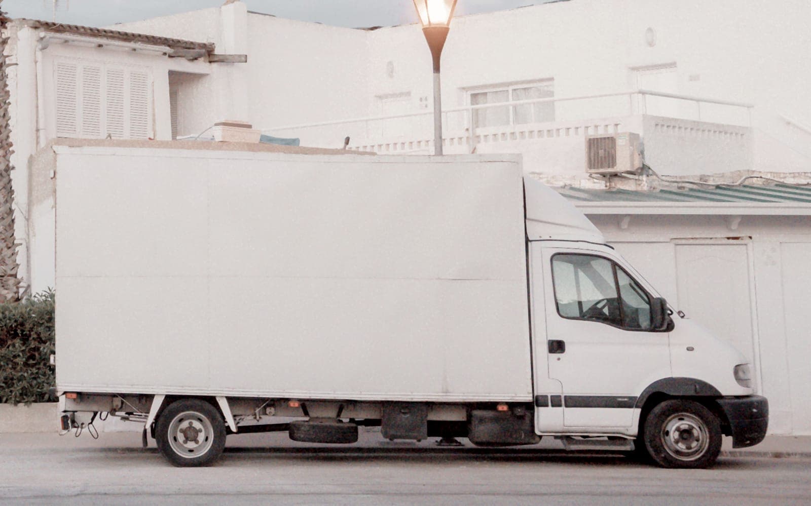 Witte bakwagen met gesloten laadbak