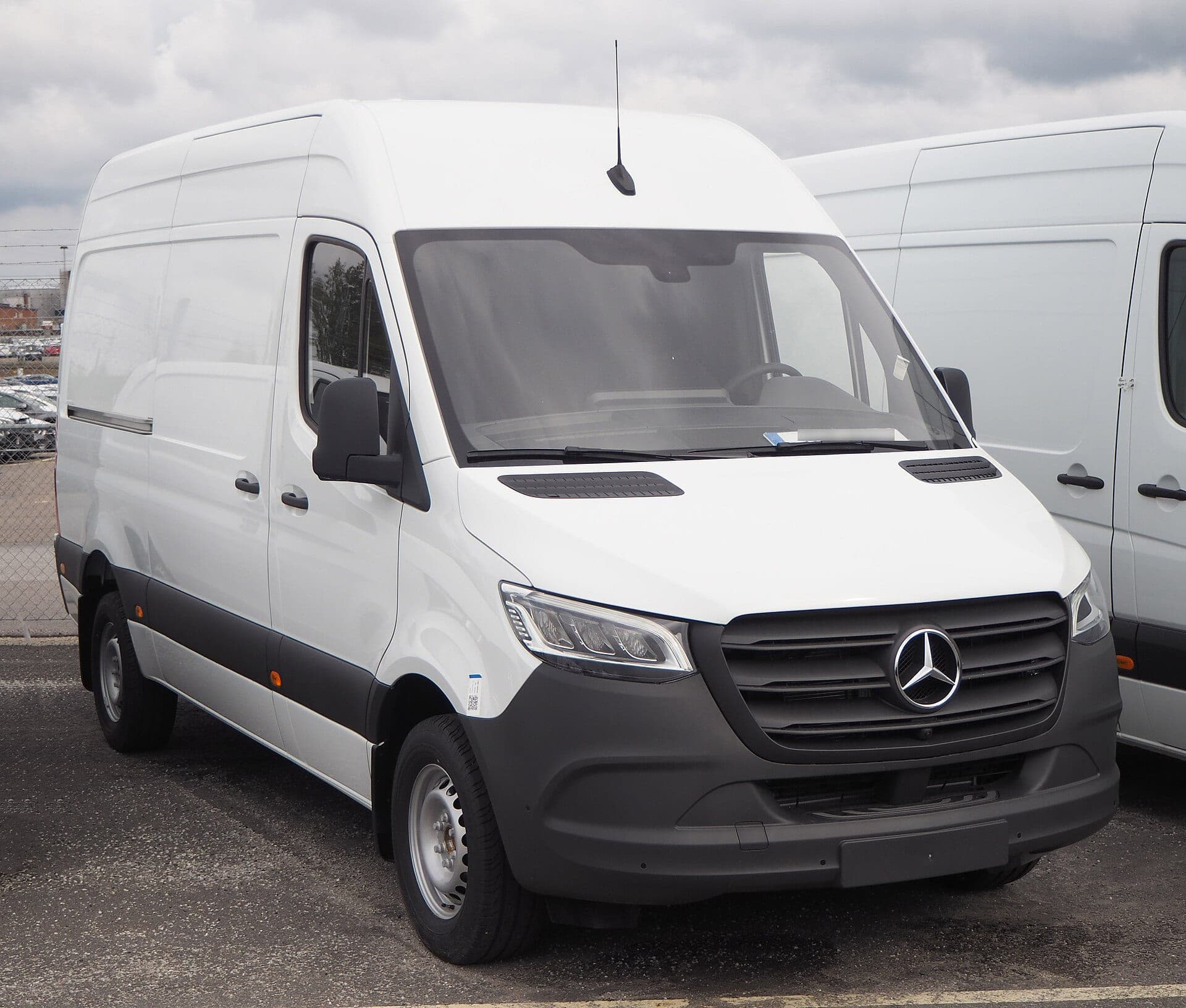 Witte Mercedes-Benz Sprinter bestelbus met hoog dak