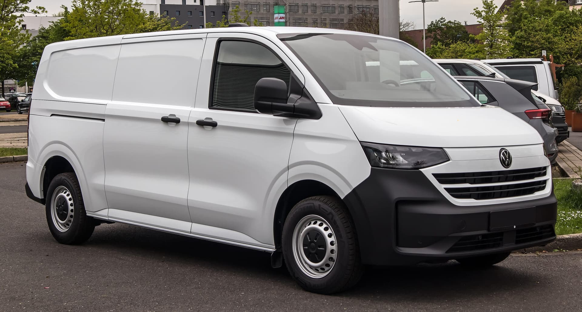 Witte Volkswagen Transporter bestelwagen