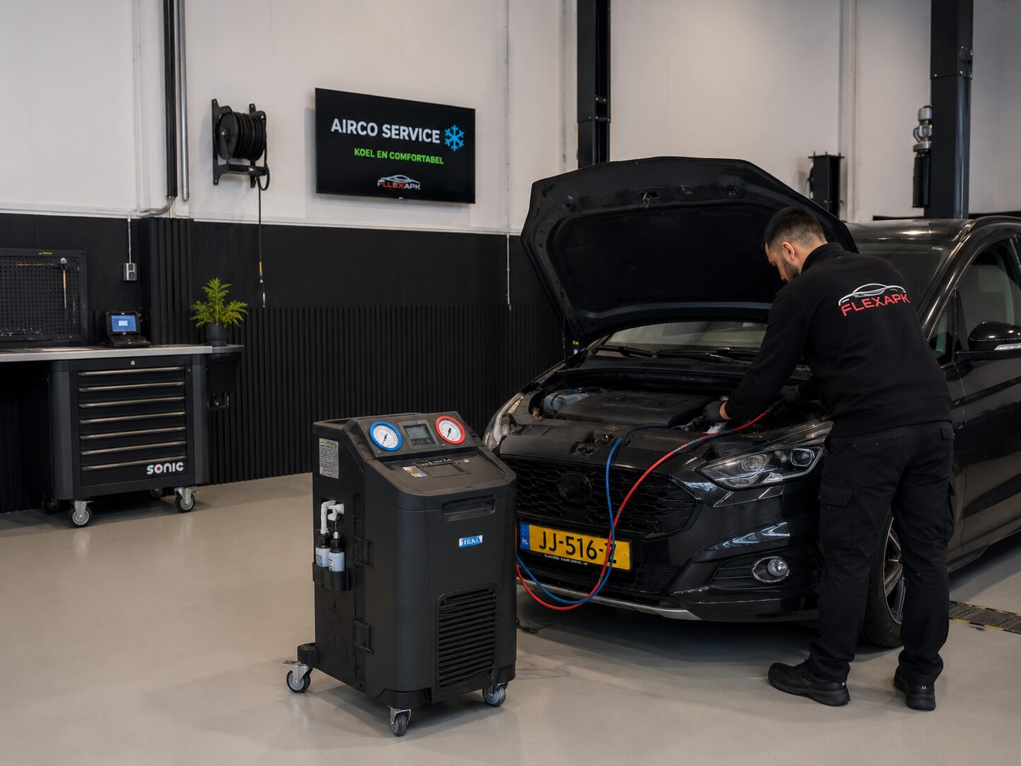 Monteur van FlexAPK vult de airco van een auto bij met een aircovulstation